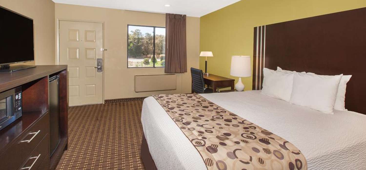 SLEEP COMFORTABLY IN A WELL-APPOINTED GUEST ROOM AT OUR MILPITAS HOTEL