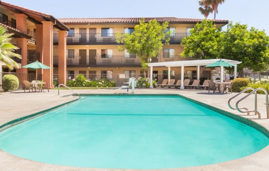 Days Inn by Wyndham San Jose Milpitas - Sparkling Pool