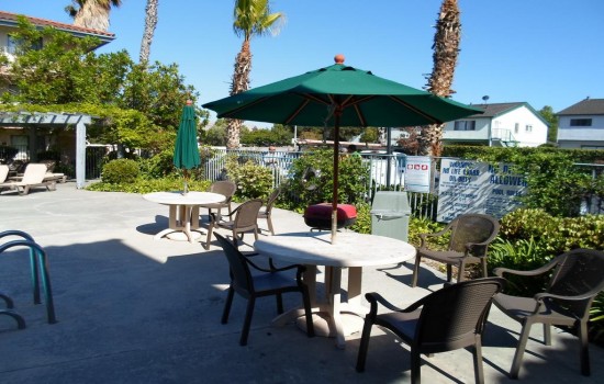Days Inn by Wyndham San Jose Milpitas - Poolside Seating